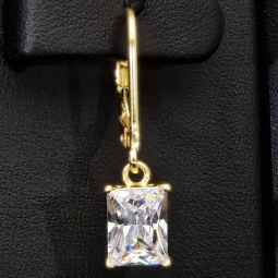 Zeitlose Ohrringe mit Zirkonia (Diamantimitation) im Smaragdschliff treffen auf vergoldetes Sterling Silber (925) mit Klappbrisurverschluss