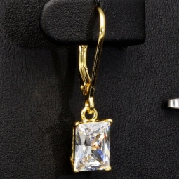 Zeitlose Ohrringe mit Zirkonia (Diamantimitation) im Smaragdschliff treffen auf vergoldetes Sterling Silber (925) mit Klappbrisurverschluss