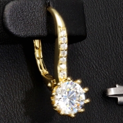 Ohrringe aus feinem 925er Silber, vergoldet und veredelt mit glitzernden Zirkonia-Steinen im Brillantschliff (Diamant-Imitation-Steine) in Krappen eingefasst– stilvoll, feminin und zeitlos schön