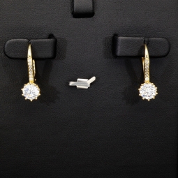 Ohrringe aus feinem 925er Silber, vergoldet und veredelt mit glitzernden Zirkonia-Steinen im Brillantschliff (Diamant-Imitation-Steine) in Krappen eingefasst– stilvoll, feminin und zeitlos schön