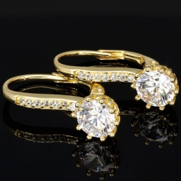 Ohrringe aus feinem 925er Silber, vergoldet und veredelt mit glitzernden Zirkonia-Steinen im Brillantschliff (Diamant-Imitation-Steine) in Krappen eingefasst– stilvoll, feminin und zeitlos schön