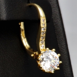 Ohrringe aus feinem 925er Silber, vergoldet und veredelt mit glitzernden Zirkonia-Steinen im Brillantschliff (Diamant-Imitation-Steine) in Krappen eingefasst– stilvoll, feminin und zeitlos schön