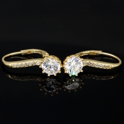 Ohrringe aus feinem 925er Silber, vergoldet und veredelt mit glitzernden Zirkonia-Steinen im Brillantschliff (Diamant-Imitation-Steine) in Krappen eingefasst– stilvoll, feminin und zeitlos schön