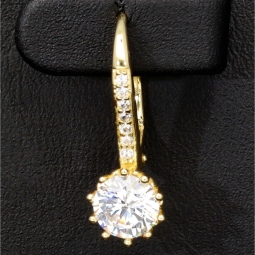Ohrringe aus feinem 925er Silber, vergoldet und veredelt mit glitzernden Zirkonia-Steinen im Brillantschliff (Diamant-Imitation-Steine) in Krappen eingefasst– stilvoll, feminin und zeitlos schön