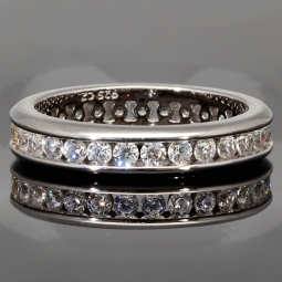 Funkelnder Memory-Ring mit 28 brillantgeschliffenen Zirkonia (Diamant-Imitation ca. 0,84ct) – 925 Sterling Silber rhodiniert und poliert- RG 53