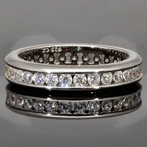 Funkelnder Memory-Ring mit 28 brillantgeschliffenen Zirkonia (Diamant-Imitation ca. 0,84ct) – 925 Sterling Silber rhodiniert und poliert- RG 53