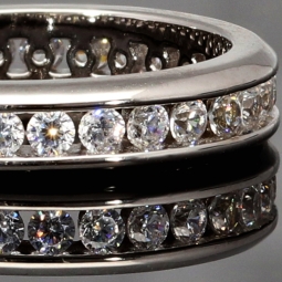 Funkelnder Memory-Ring mit 28 brillantgeschliffenen Zirkonia (Diamant-Imitation ca. 0,84ct) – 925 Sterling Silber rhodiniert und poliert- RG 53