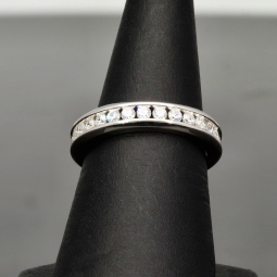 Funkelnder Memory-Ring mit 28 brillantgeschliffenen Zirkonia (Diamant-Imitation ca. 0,84ct) – 925 Sterling Silber rhodiniert und poliert- RG 53