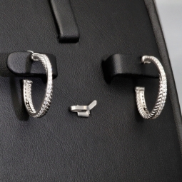 Glänzende Creolen / Ohrringe aus 925 Silber, rhodiniert und poliert, besetzt mit vielen, kleinen funkelnden Zirkonia-Steinen im Brillantschliff