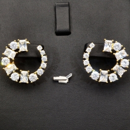 Exklusive Creolen in stilvollem Design aus vergoldetem 925 Sterling Silber mit 26 leuchtenden Zirkonia (im Schliffmix, Brillantschliff und Baguetteschliff)