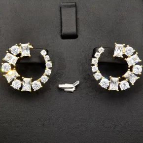 Exklusive Creolen in stilvollem Design aus vergoldetem 925 Sterling Silber mit 26 leuchtenden Zirkonia (im Schliffmix, Brillantschliff und Baguetteschliff)