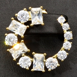 Exklusive Creolen in stilvollem Design aus vergoldetem 925 Sterling Silber mit 26 leuchtenden Zirkonia (im Schliffmix, Brillantschliff und Baguetteschliff)