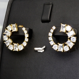 Exklusive Creolen in stilvollem Design aus vergoldetem 925 Sterling Silber mit 26 leuchtenden Zirkonia (im Schliffmix, Brillantschliff und Baguetteschliff)