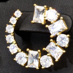 Exklusive Creolen in stilvollem Design aus vergoldetem 925 Sterling Silber mit 26 leuchtenden Zirkonia (im Schliffmix, Brillantschliff und Baguetteschliff)