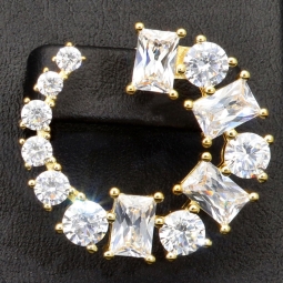 Exklusive Creolen in stilvollem Design aus vergoldetem 925 Sterling Silber mit 26 leuchtenden Zirkonia (im Schliffmix, Brillantschliff und Baguetteschliff)