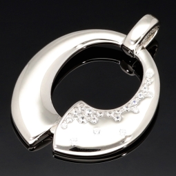 Glänzender Anhänger aus 925er Sterling Silber, rhodiniert und poliert, besetzt mit  kleinen funkelnden Zirkonia-Steinen (Diamantimitate im Brillantschliff)