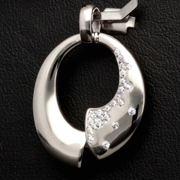 Glänzender Anhänger aus 925er Sterling Silber, rhodiniert und poliert, besetzt mit  kleinen funkelnden Zirkonia-Steinen (Diamantimitate im Brillantschliff)
