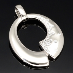 Glänzender Anhänger aus 925er Sterling Silber, rhodiniert und poliert, besetzt mit  kleinen funkelnden Zirkonia-Steinen (Diamantimitate im Brillantschliff)