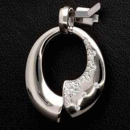 Glänzender Anhänger aus 925er Sterling Silber, rhodiniert und poliert, besetzt mit  kleinen funkelnden Zirkonia-Steinen (Diamantimitate im Brillantschliff)