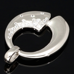 Glänzender Anhänger aus 925er Sterling Silber, rhodiniert und poliert, besetzt mit  kleinen funkelnden Zirkonia-Steinen (Diamantimitate im Brillantschliff)