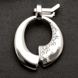 Glänzender Anhänger aus 925er Sterling Silber, rhodiniert und poliert, besetzt mit  kleinen funkelnden Zirkonia-Steinen (Diamantimitate im Brillantschliff)