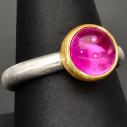 Ring für Damen aus edlem Sterling 925er Silber, halb mattiert und mit einem großen leuchtenden Quarz-Doubletten-Cabochon und vergoldeter Ringkrone - Ringgröße ca. 60