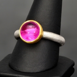 Ring für Damen aus edlem Sterling 925er Silber, halb mattiert und mit einem großen leuchtenden Quarz-Doubletten-Cabochon und vergoldeter Ringkrone - Ringgröße ca. 60