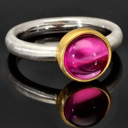 Ring für Damen aus edlem Sterling 925er Silber, halb mattiert und mit einem großen leuchtenden Quarz-Doubletten-Cabochon und vergoldeter Ringkrone - Ringgröße ca. 60