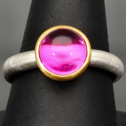 Ring für Damen aus edlem Sterling 925er Silber, halb mattiert und mit einem großen leuchtenden Quarz-Doubletten-Cabochon und vergoldeter Ringkrone - Ringgröße ca. 60