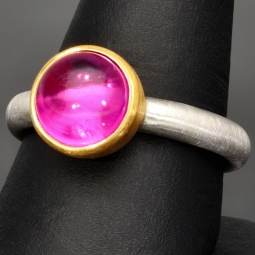 Ring für Damen aus edlem Sterling 925er Silber, halb mattiert und mit einem großen leuchtenden Quarz-Doubletten-Cabochon und vergoldeter Ringkrone - Ringgröße ca. 60