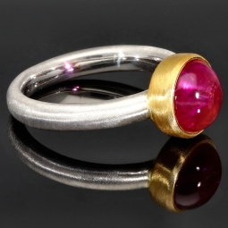 Ring für Damen aus edlem Sterling 925er Silber, halb mattiert und mit einem großen leuchtenden Quarz-Doubletten-Cabochon und vergoldeter Ringkrone - Ringgröße ca. 60