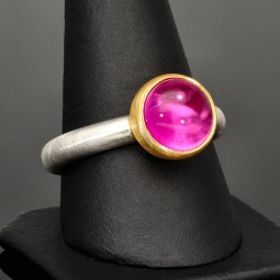 Ring für Damen aus edlem Sterling 925er Silber, halb mattiert und mit einem großen leuchtenden Quarz-Doubletten-Cabochon und vergoldeter Ringkrone - Ringgröße ca. 60
