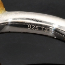 Ring für Damen aus edlem Sterling 925er Silber, halb mattiert und mit einem großen leuchtenden Quarz-Doubletten-Cabochon und vergoldeter Ringkrone - Ringgröße ca. 60