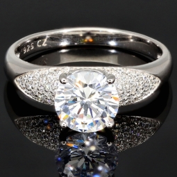 Edler Ring für Damen mit einem hochkarätigen Zirkonia im Brillantschliff (Diamantimitat) und vielen kleinen Zirkonia – 925er Sterling Silber, rhodiniert und poliert - RG ca. 60