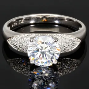 Edler Ring für Damen mit einem hochkarätigen Zirkonia im Brillantschliff (Diamantimitat) und vielen kleinen Zirkonia – 925er Sterling Silber, rhodiniert und poliert - RG ca. 60