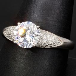 Edler Ring für Damen mit einem hochkarätigen Zirkonia im Brillantschliff (Diamantimitat) und vielen kleinen Zirkonia – 925er Sterling Silber, rhodiniert und poliert - RG ca. 60
