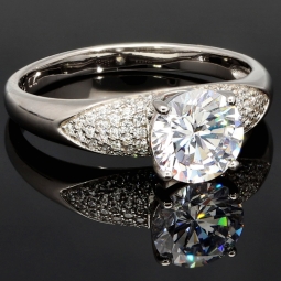 Edler Ring für Damen mit einem hochkarätigen Zirkonia im Brillantschliff (Diamantimitat) und vielen kleinen Zirkonia – 925er Sterling Silber, rhodiniert und poliert - RG ca. 60