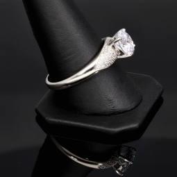 Edler Ring für Damen mit einem hochkarätigen Zirkonia im Brillantschliff (Diamantimitat) und vielen kleinen Zirkonia – 925er Sterling Silber, rhodiniert und poliert - RG ca. 60