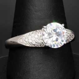 Edler Ring für Damen mit einem hochkarätigen Zirkonia im Brillantschliff (Diamantimitat) und vielen kleinen Zirkonia – 925er Sterling Silber, rhodiniert und poliert - RG ca. 60