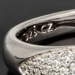 Edler Ring für Damen mit einem hochkarätigen Zirkonia im Brillantschliff (Diamantimitat) und vielen kleinen Zirkonia – 925er Sterling Silber, rhodiniert und poliert - RG ca. 60