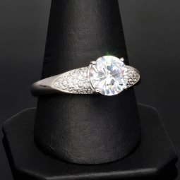 Edler Ring für Damen mit einem hochkarätigen Zirkonia im Brillantschliff (Diamantimitat) und vielen kleinen Zirkonia – 925er Sterling Silber, rhodiniert und poliert - RG ca. 60