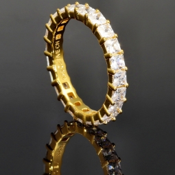 Stylischer Ring mit funkelnden Zirkoniasteinen (Diamant-Imitation im Smaragdschliff) – 925er Silber vergoldet - RG 52