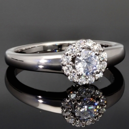 Exquisiter Kranzring  0,47 ct Brillantschliff 925er Silber für Damen mit einem hochkarätigen Zirkonia im Brillantschliff (Diamantimitat) und vielen kleinen Zirkonia in Krappen gefasst – 925er Sterling Silber, rhodiniert und poliert - RG ca. 57