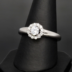 Exquisiter Kranzring  0,47 ct Brillantschliff 925er Silber für Damen mit einem hochkarätigen Zirkonia im Brillantschliff (Diamantimitat) und vielen kleinen Zirkonia in Krappen gefasst – 925er Sterling Silber, rhodiniert und poliert - RG ca. 57