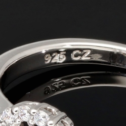 Exquisiter Kranzring  0,47 ct Brillantschliff 925er Silber für Damen mit einem hochkarätigen Zirkonia im Brillantschliff (Diamantimitat) und vielen kleinen Zirkonia in Krappen gefasst – 925er Sterling Silber, rhodiniert und poliert - RG ca. 57