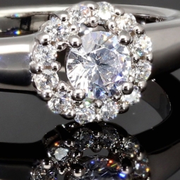 Exquisiter Kranzring  0,47 ct Brillantschliff 925er Silber für Damen mit einem hochkarätigen Zirkonia im Brillantschliff (Diamantimitat) und vielen kleinen Zirkonia in Krappen gefasst – 925er Sterling Silber, rhodiniert und poliert - RG ca. 57