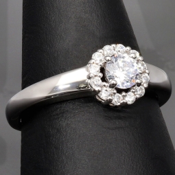 Exquisiter Kranzring  0,47 ct Brillantschliff 925er Silber für Damen mit einem hochkarätigen Zirkonia im Brillantschliff (Diamantimitat) und vielen kleinen Zirkonia in Krappen gefasst – 925er Sterling Silber, rhodiniert und poliert - RG ca. 57