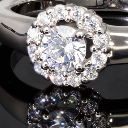 Exquisiter Kranzring  0,47 ct Brillantschliff 925er Silber für Damen mit einem hochkarätigen Zirkonia im Brillantschliff (Diamantimitat) und vielen kleinen Zirkonia in Krappen gefasst – 925er Sterling Silber, rhodiniert und poliert - RG ca. 57