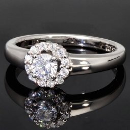 Exquisiter Kranzring  0,47 ct Brillantschliff 925er Silber für Damen mit einem hochkarätigen Zirkonia im Brillantschliff (Diamantimitat) und vielen kleinen Zirkonia in Krappen gefasst – 925er Sterling Silber, rhodiniert und poliert - RG ca. 57