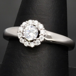 Exquisiter Kranzring  0,47 ct Brillantschliff 925er Silber für Damen mit einem hochkarätigen Zirkonia im Brillantschliff (Diamantimitat) und vielen kleinen Zirkonia in Krappen gefasst – 925er Sterling Silber, rhodiniert und poliert - RG ca. 57
